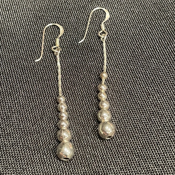 Silver droplet dangling earrings - Picture 4 of 5